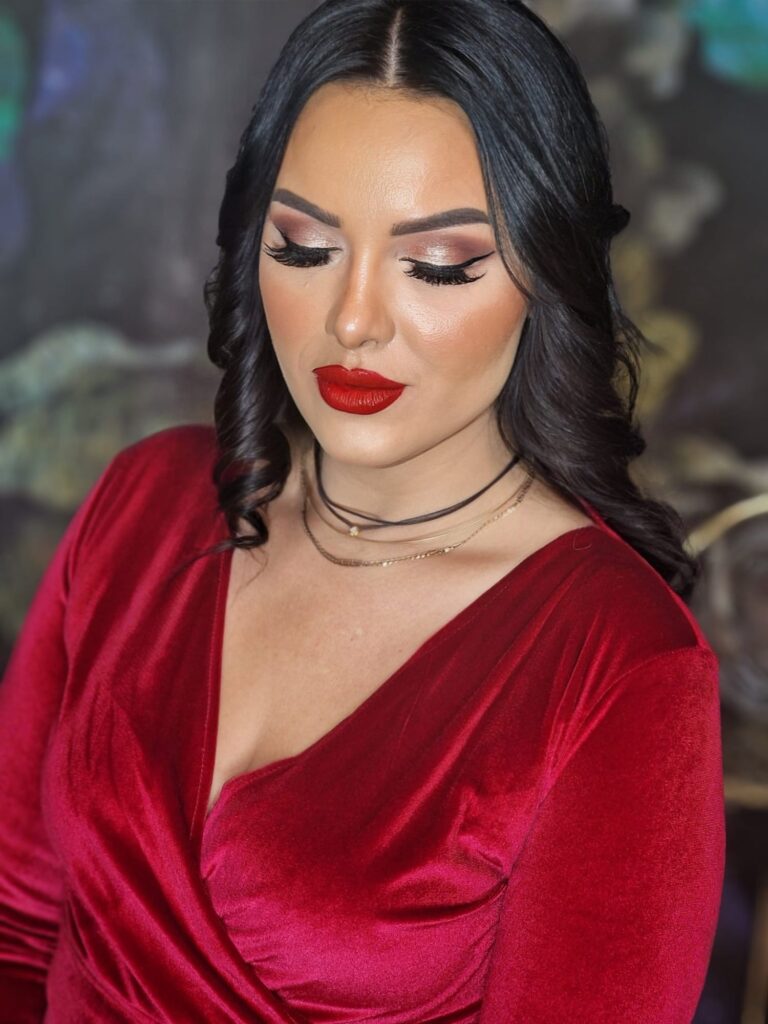 Abend-Make-up mit roten Lippen