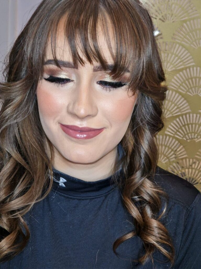 Make-up mit sanften Locken