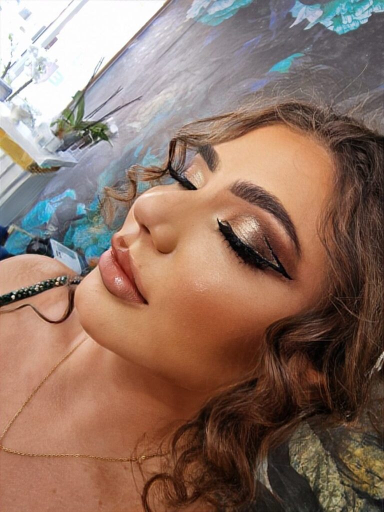 Augen-Make-up mit Glanz-Lidschatten